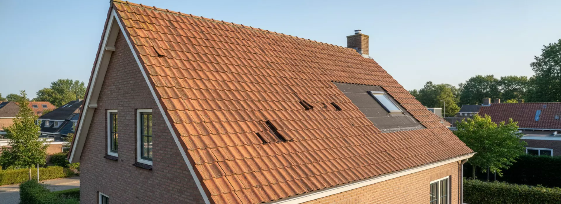 Hoe bepaal je of herstel aan dakpannen en dakleer verstandig is voor jouw woning? Wanneer is herstel aan dakpannen en dakleer verstandig?