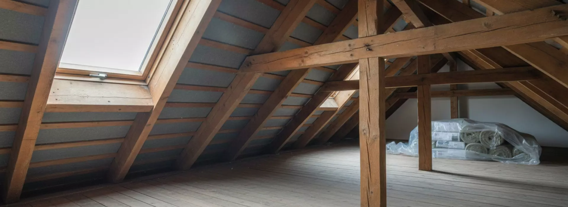Wanneer je constructieve dakcontrole inzet bij de dragende dakopbouw met houtrot en scheefstand.