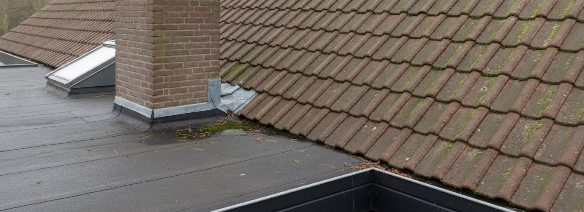 Hoe herken je poreuze lagen en zwakke details voordat blijvende lekkage ontstaat?