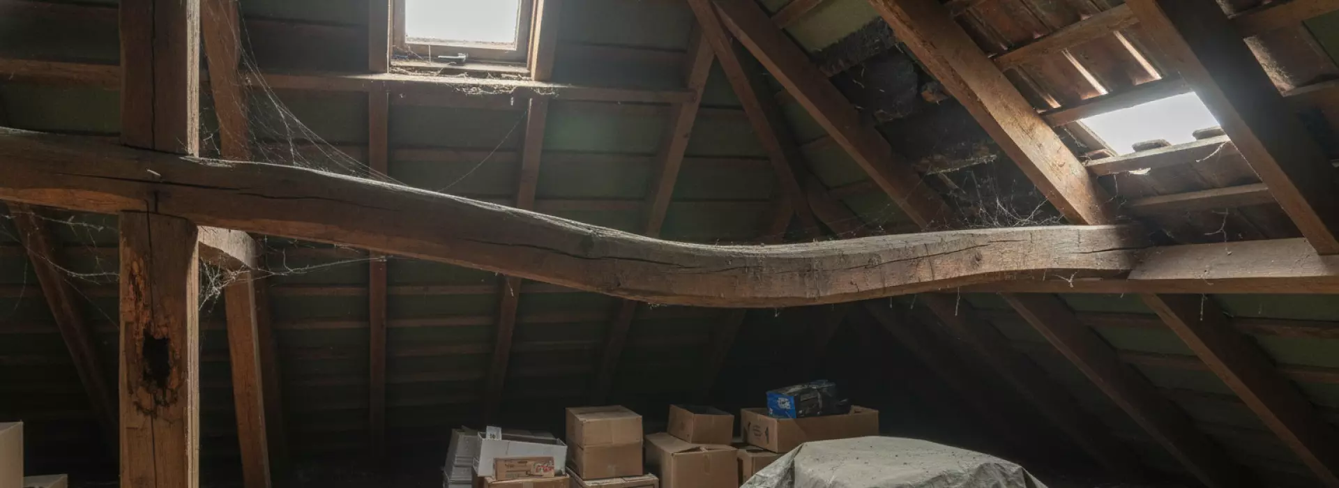 Praktijkvoorbeeld dat je helpt bij doorbuiging of krakend hout door verzwakte dakconstructie.
