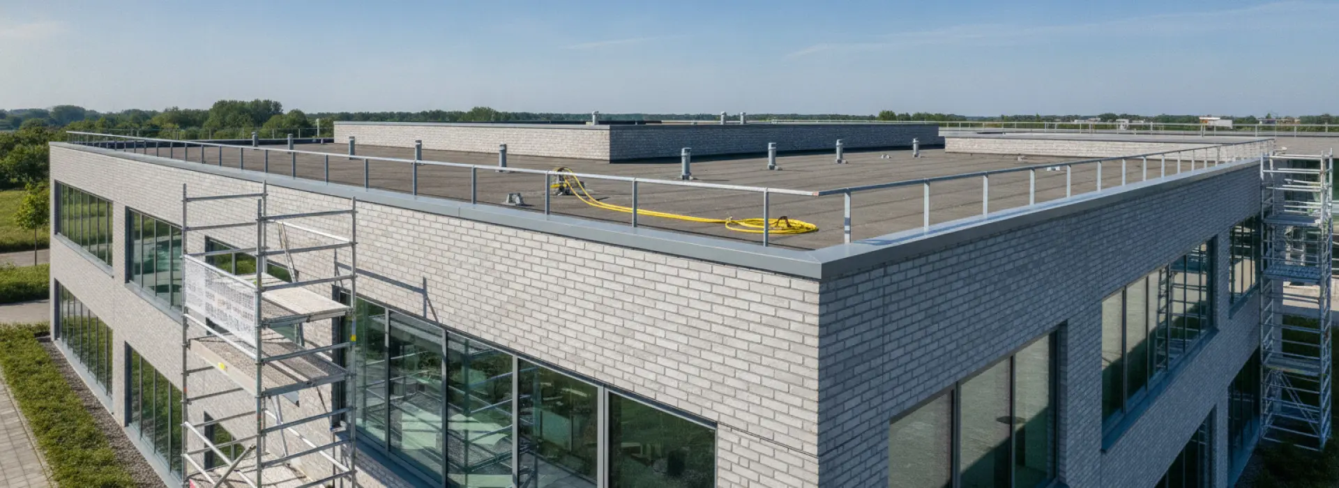 Wat hoogte en veiligheidsmiddelen zegt over jouw kosten voor dakveiligheidscontrole. Wat bepaalt de kosten voor dakveiligheidscontrole?