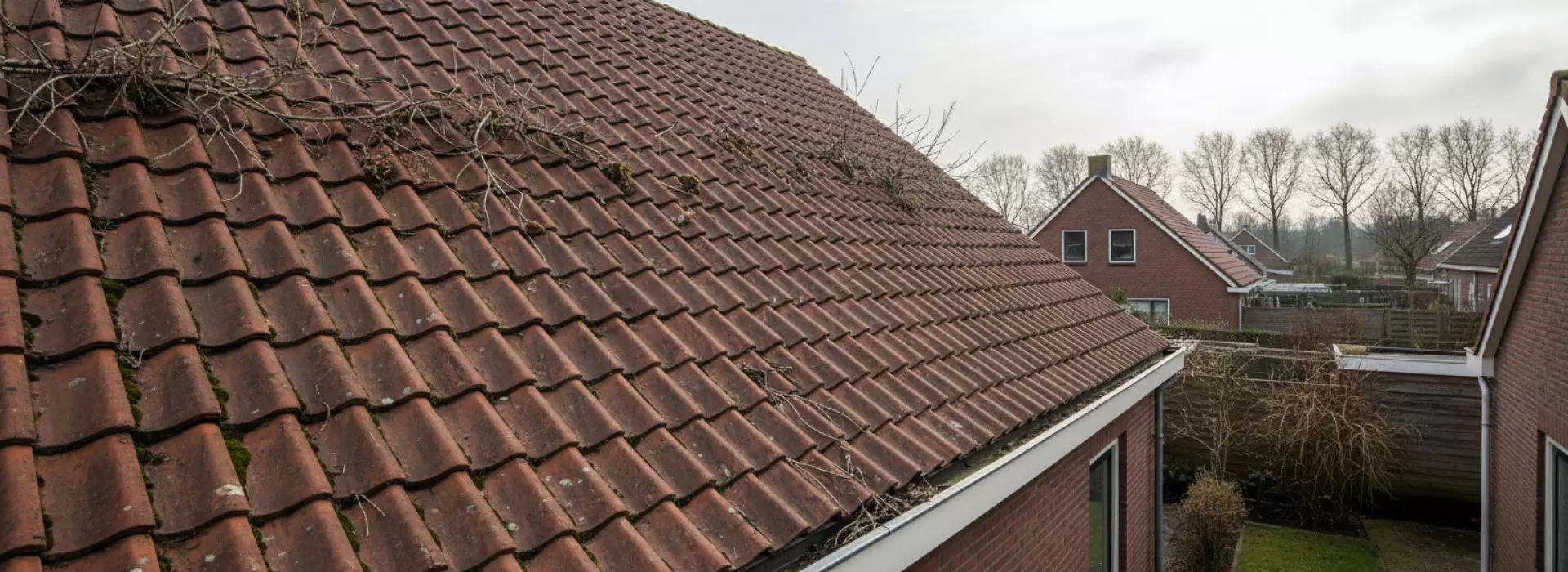 Waarom je na storm of vorst zwakke plekken rond dakpannen, panlatten en nokken controleert