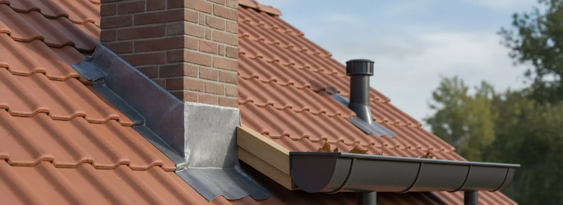 Wat je dakdekker controleert bij detailinspectie aan kleine dakdetails.