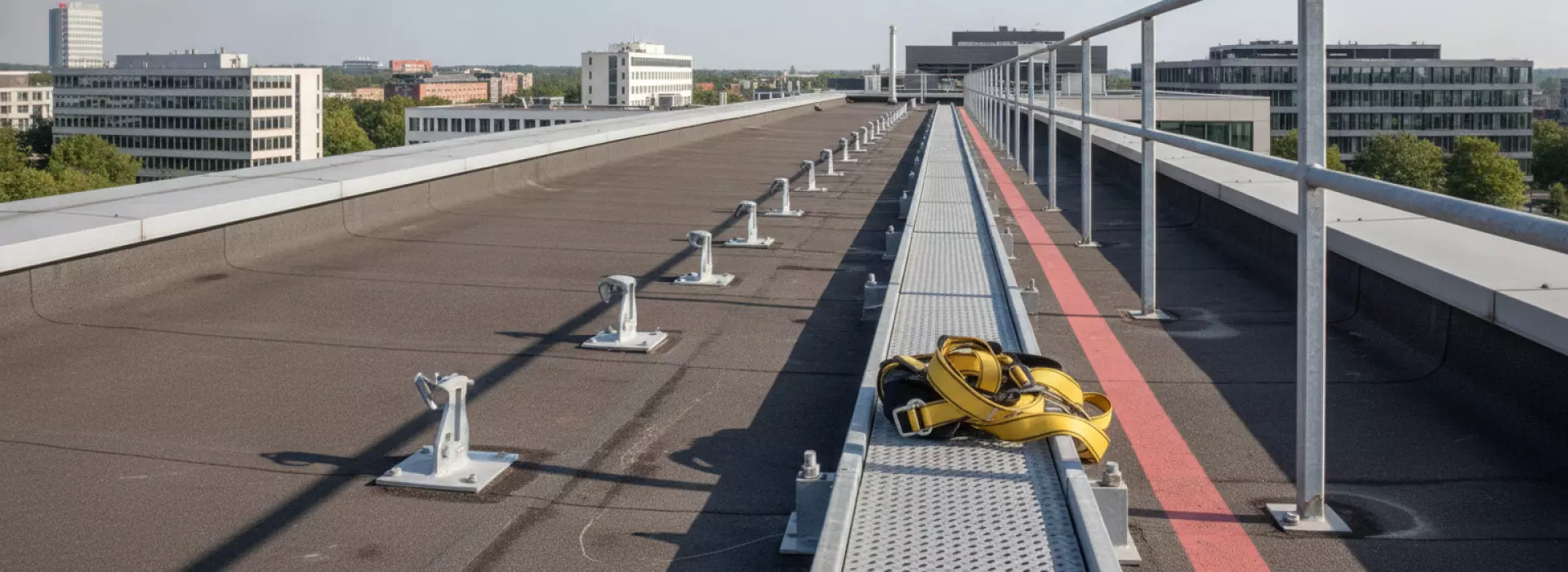 Welke signalen je serieus neemt na inspectie of reparatie rond valbeveiliging en looproutes.