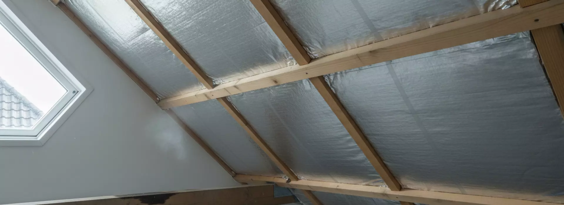 Hoe controleer je isolatie, dakbeschot en aansluitingen na koude nachten of regen in je eigen planning?