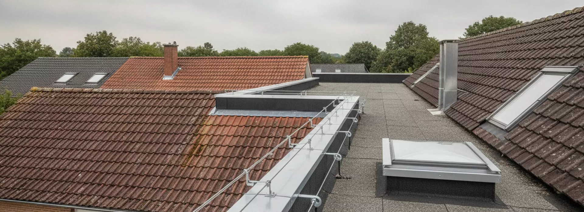 Wat houdt dakveiligheidscontrole in en waarom is het belangrijk?