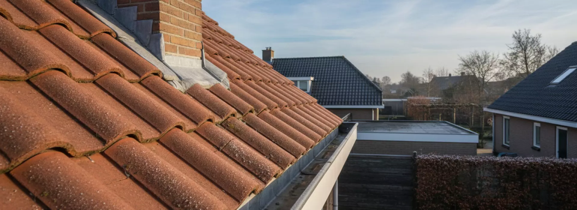 Waarom je na vorst of harde wind zwakke plekken rond scheuren, pannen en aansluitingen controleert.