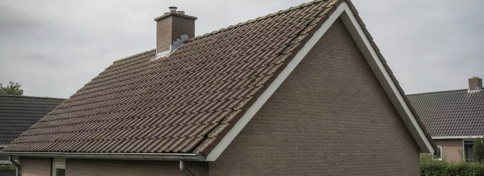 Wat gebeurt er als je nok, dakrand en schoorsteen na herstel niet controleert?
