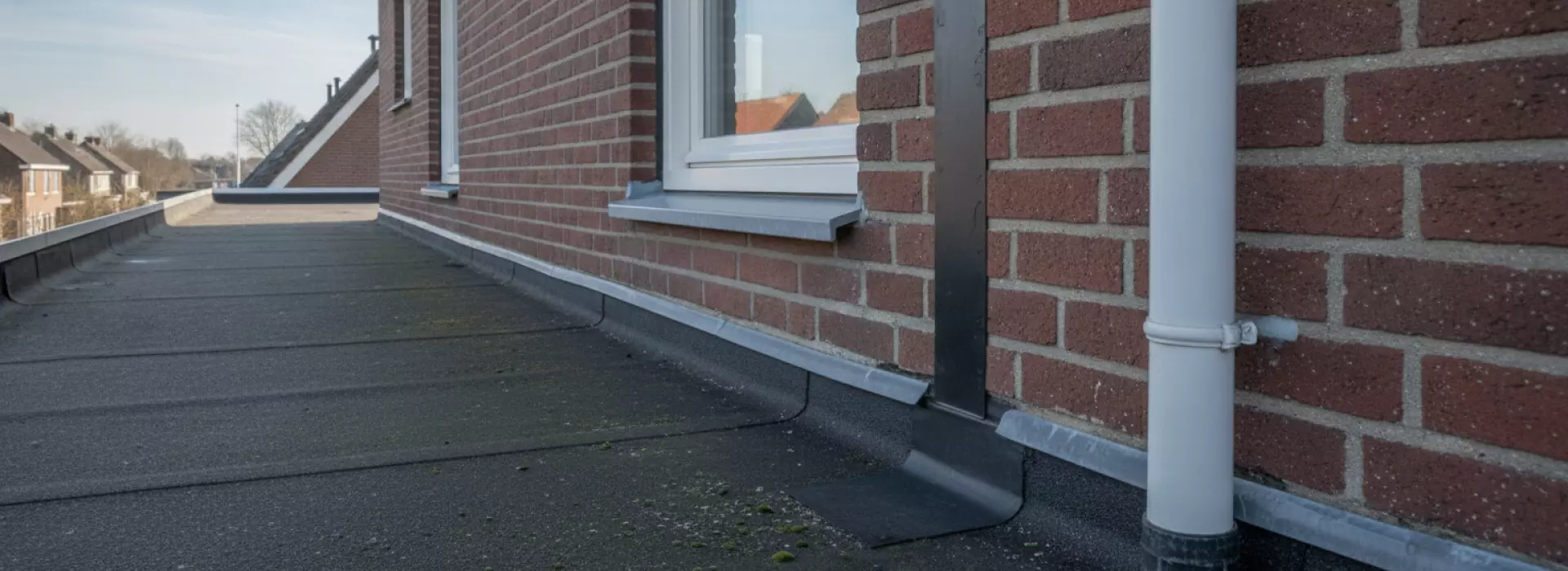 Wat je dakdekker controleert bij aansluitcontrole aan gevels en opstanden