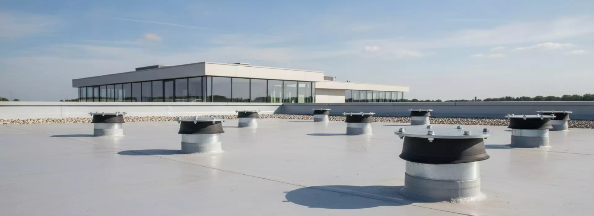 Welke hulpmiddelen je gebruikt bij flens en manchet nalopen op doorvoeren in het dak.