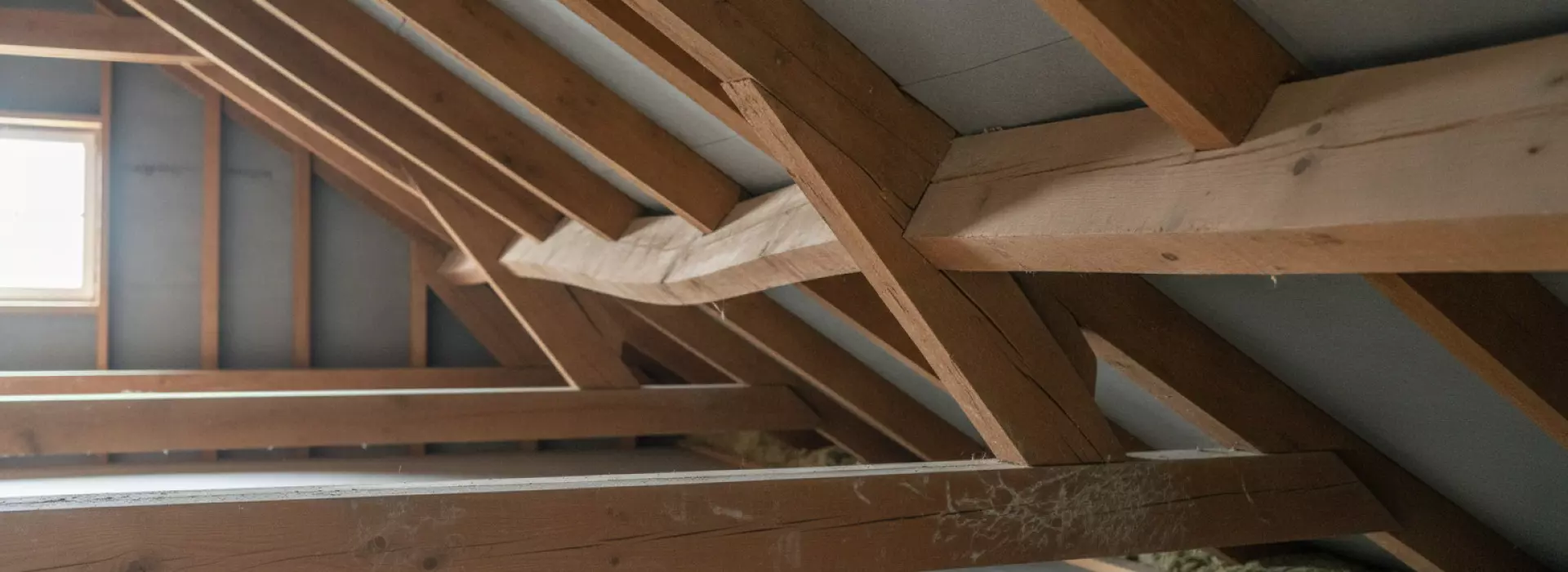 7 tips waarmee je verzwakte dakconstructie eerder herkent aan doorbuiging of krakend hout.