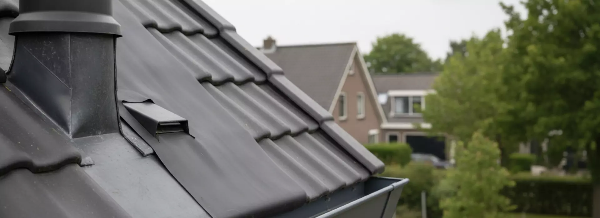 Wat zijn lood en EPDM-stroken en waarom zijn ze belangrijk voor jouw dak?