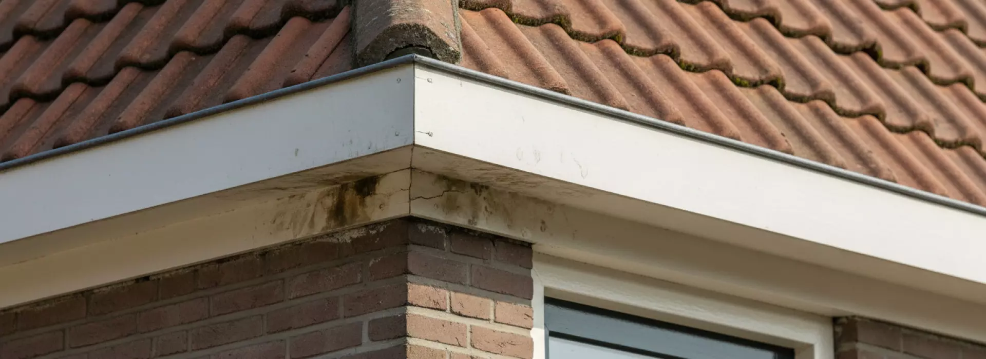 Praktijkvoorbeeld dat je helpt bij vocht langs muur of kozijn door lekkage bij aansluiting.