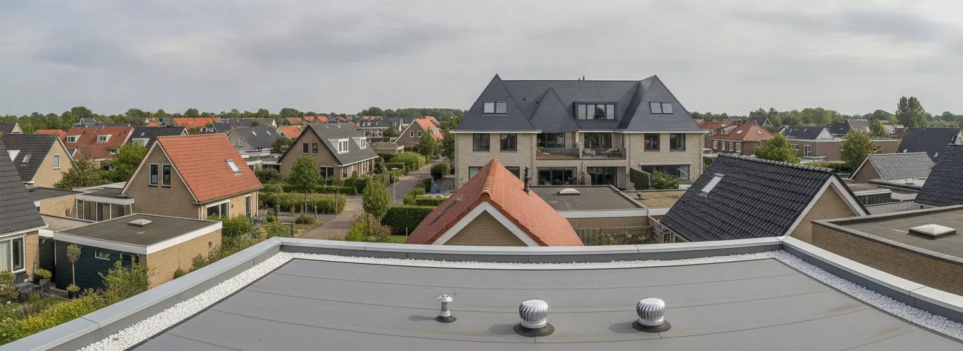 Wat bepaalt de kosten van een dakinspectie: Daktype en hoogte uitgelegd