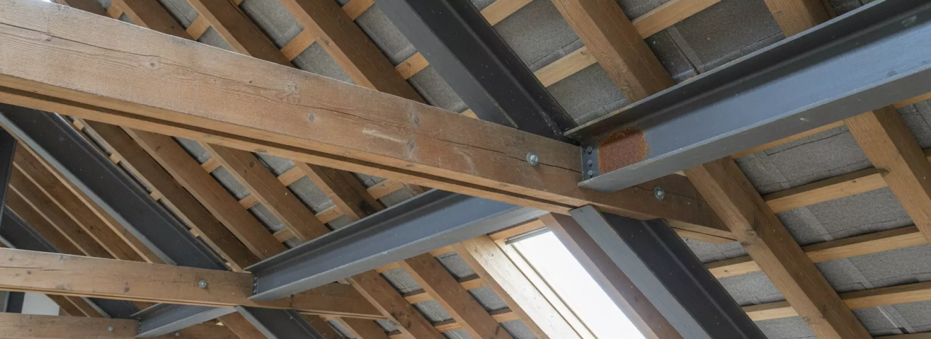 Wat gebeurt er met hout en staal bij dakvervorming?