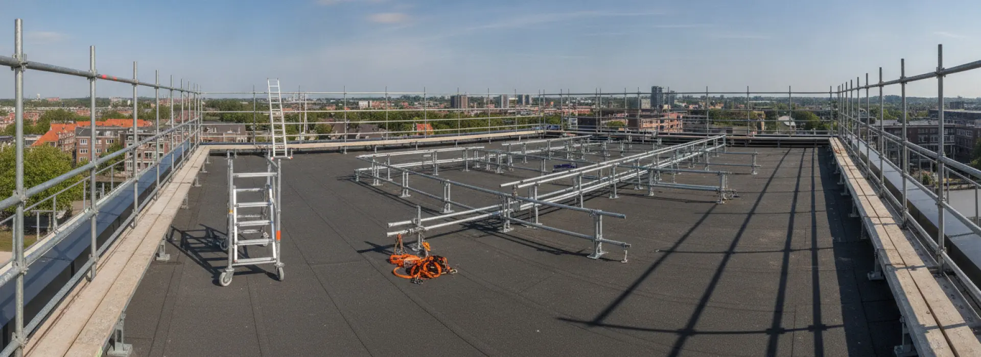Wat hoogte en veiligheidsmiddelen zegt over jouw kosten voor dakveiligheidscontrole.