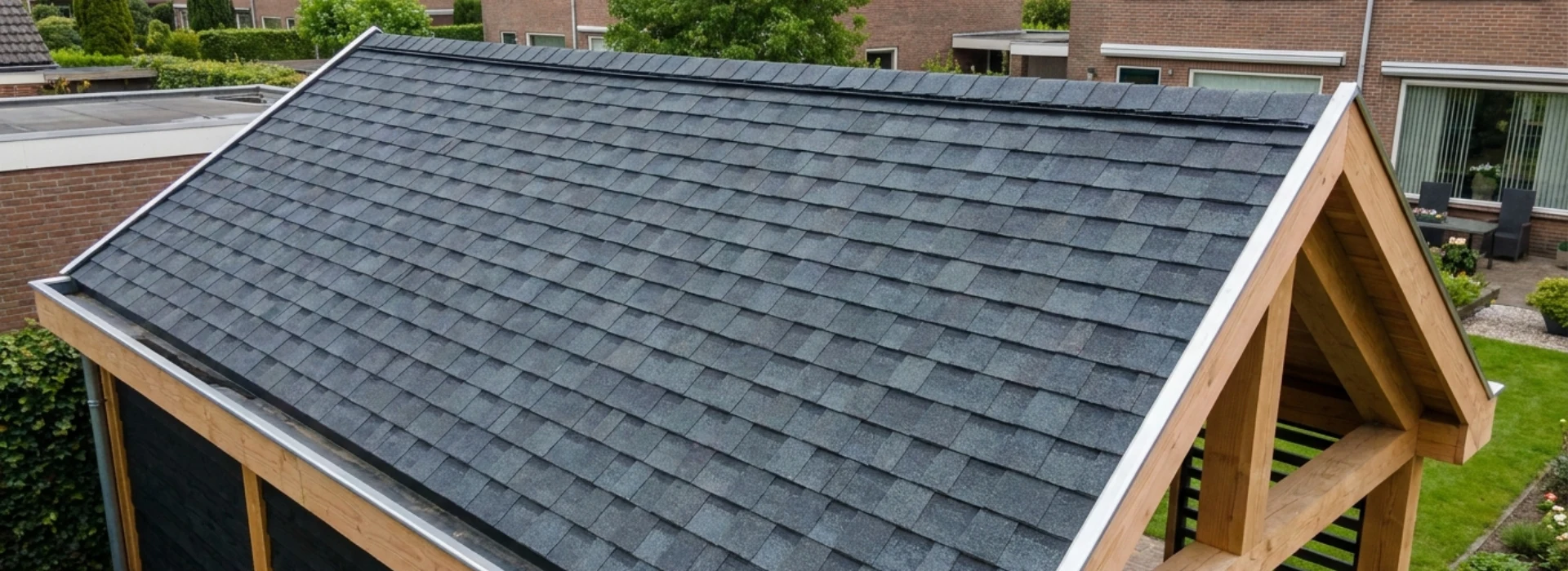 Shingles dak laten leggen? Met dakshingles krijg je een strak, licht en sterk dak dat lang meegaat en mooi oogt op elk hellend dak. Wij kiezen de juiste bitumen shingles,&hellip;