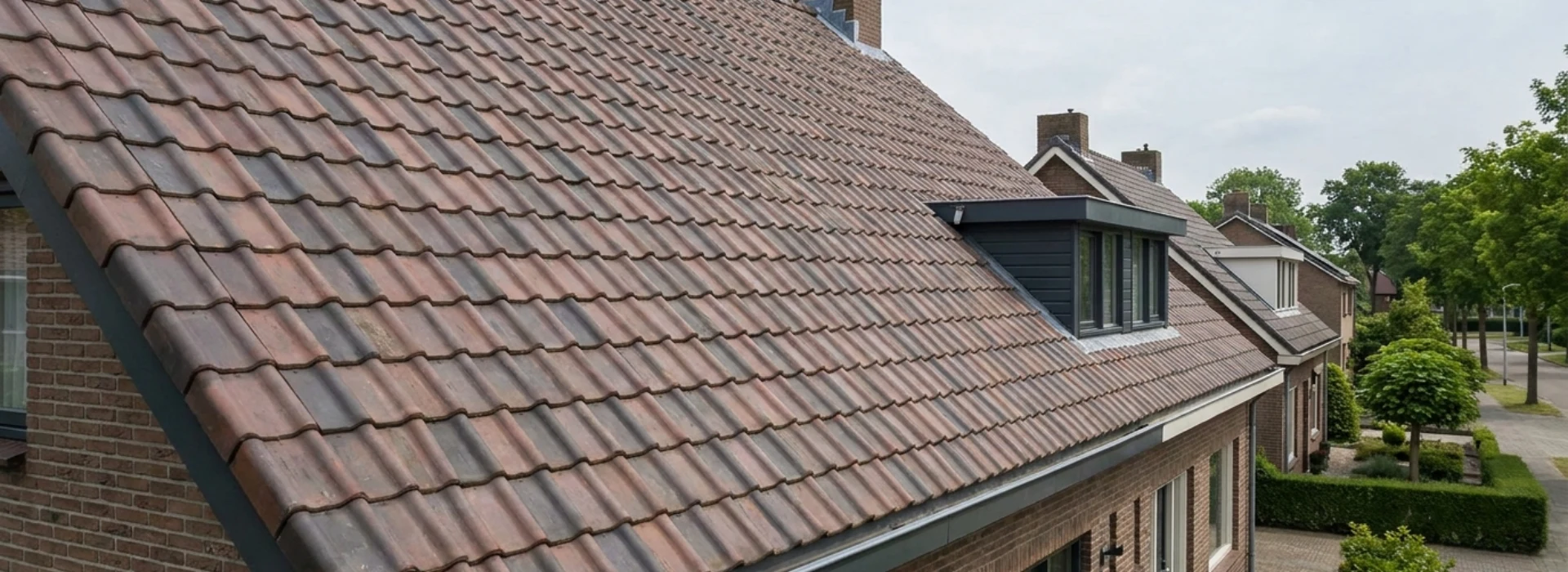 Dakpannen laten plaatsen zonder gedoe? Wij van Dakdekker Diensten helpen je op een hellend dak met keramische of betonnen dakpannen, inclusief dakisolatie, onderdakfolie en snelle montage. Wij checken dakbeschot, plaatsen&hellip;