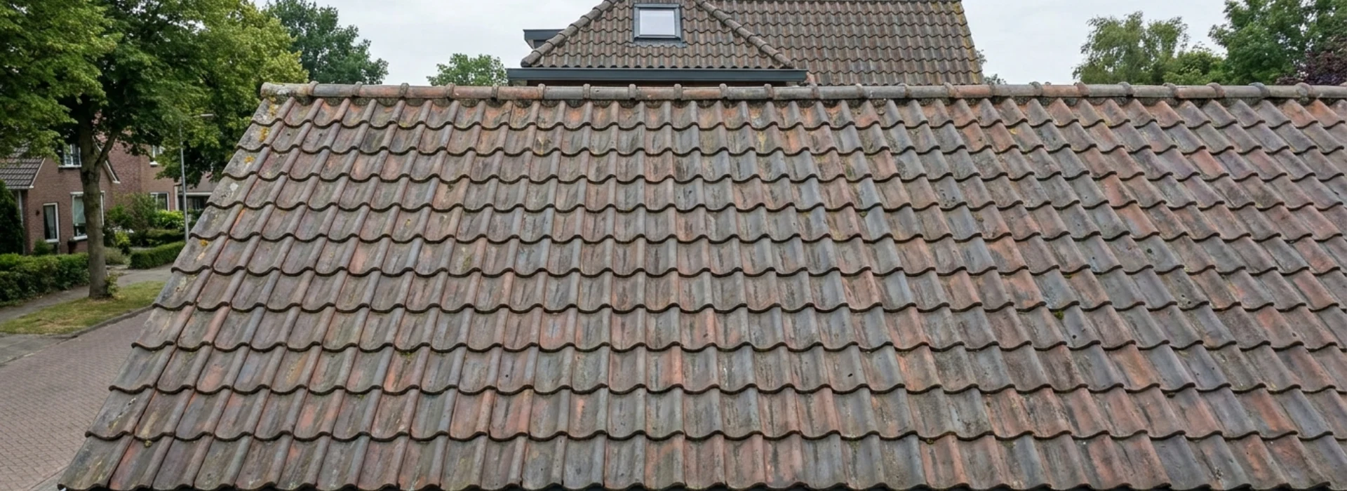 Dakpannen leggen doe je met Dakdekker Diensten. Wij plaatsen en vervangen dakpannen, repareren stormschade en maken het dak waterdicht met onderdakfolie en panlatten. Wij richten je dak op afwerking en&hellip;