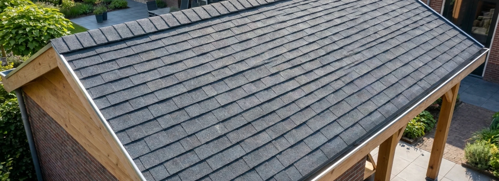 Dakshingles laten plaatsen bij Dakdekker Diensten? Wij maken je dak strak, sterk en waterdicht. We kiezen samen bitumen dakshingles, kleur, dakhelling en dakbeschot voor jouw huis. We leggen een onderlaag,&hellip;